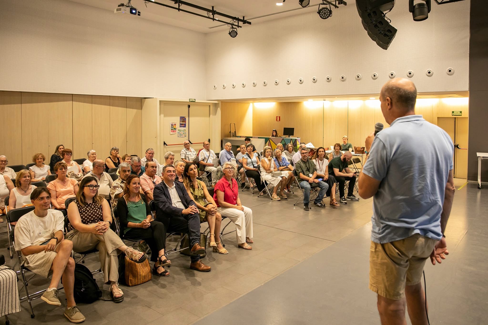 Alumnes rebent els seus diplomes de Més Digitals